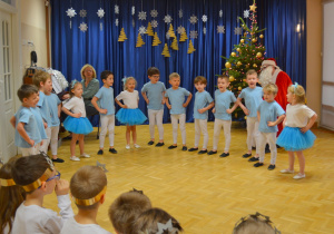 Dzieci z grupy III śpiewają piosenkę dla Świętego Mikołaja